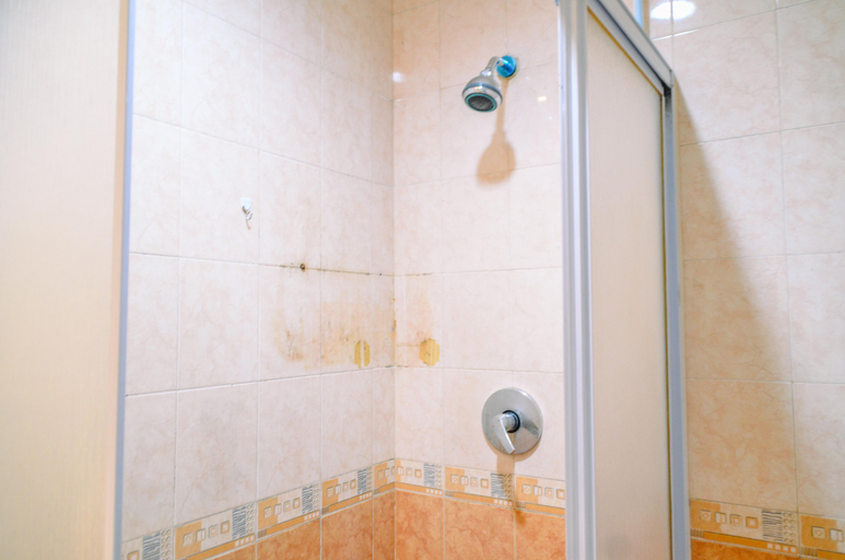 Bathroom 5, Spacious 1BR at City Home MOI Apartment By Travelio, North Jakarta