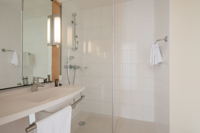 Bathroom 5, ibis Paris Avenue d'Italie 13ème, Paris