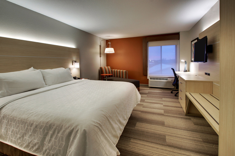 Bedroom 4, Holiday Inn Express & Suites CEDAR RAPIDS-I-380 @ 33RD AVE by IHG, Linn