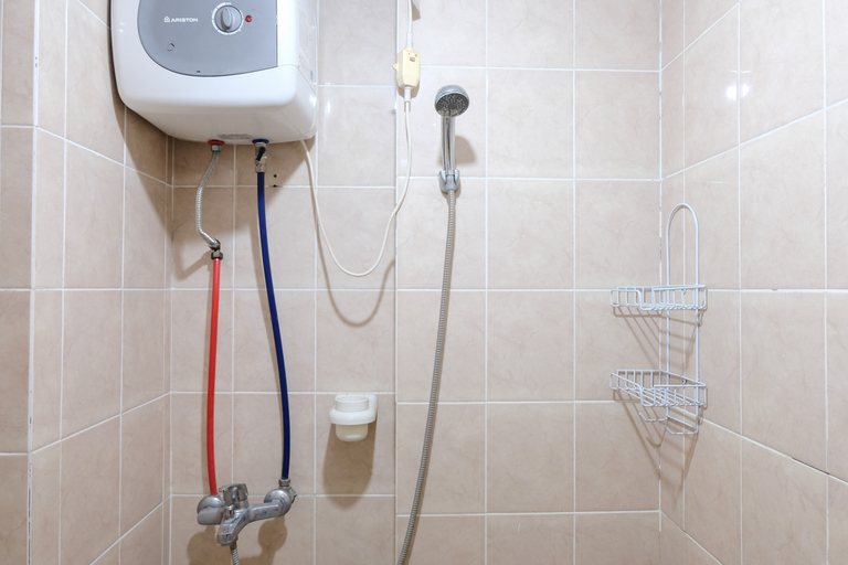 Bathroom 5, Spacious 3BR Combined Unit at Pinewood Apartment By Travelio, Sumedang