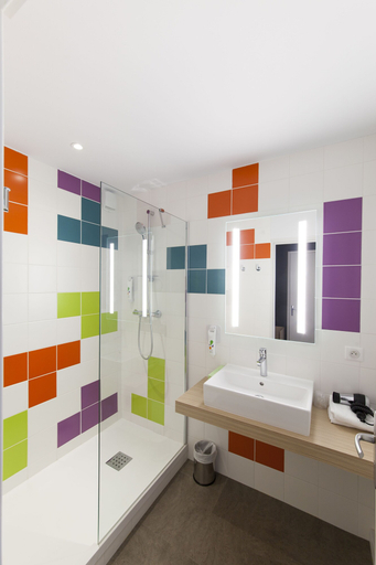 Bathroom 5, ibis Styles Poitiers Nord, Vienne
