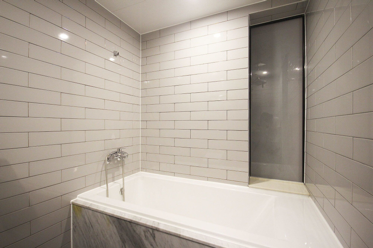 Bathroom 10