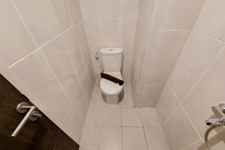 Bathroom 5, Cozy and Nice Studio Apartment at Serpong Garden By Travelio, Tangerang