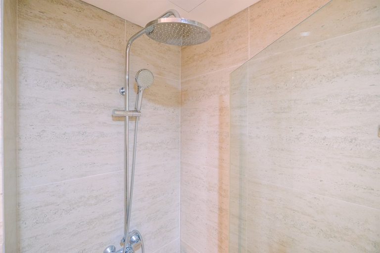 Bathroom 4, Comfort and Modern 1BR at Gold Coast Apartment By Travelio, Jakarta Utara