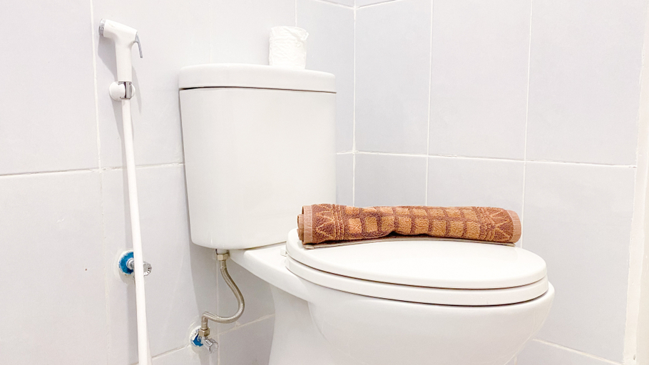 Bathroom 5, Fancy and Nice 2BR Apartment at Tokyo Riverside PIK 2 By Travelio, Tangerang