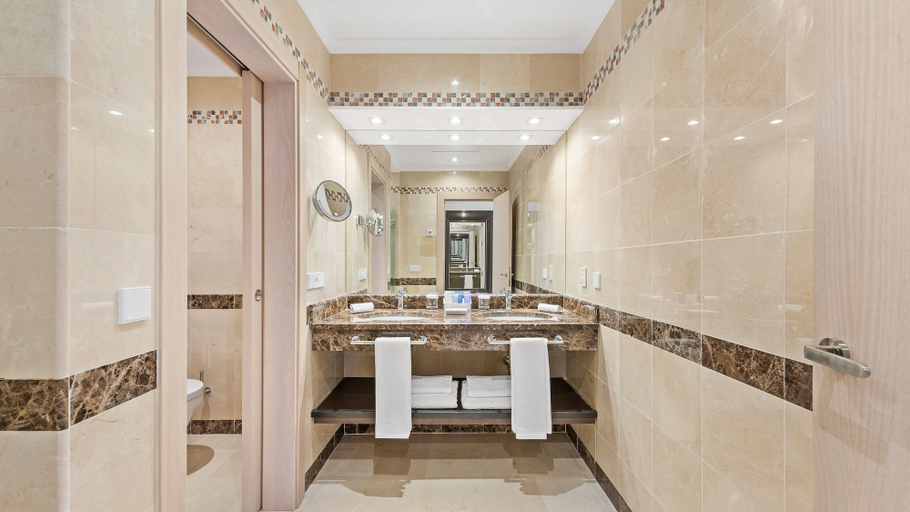 Bathroom 5, Puente Romano Marbella, Málaga
