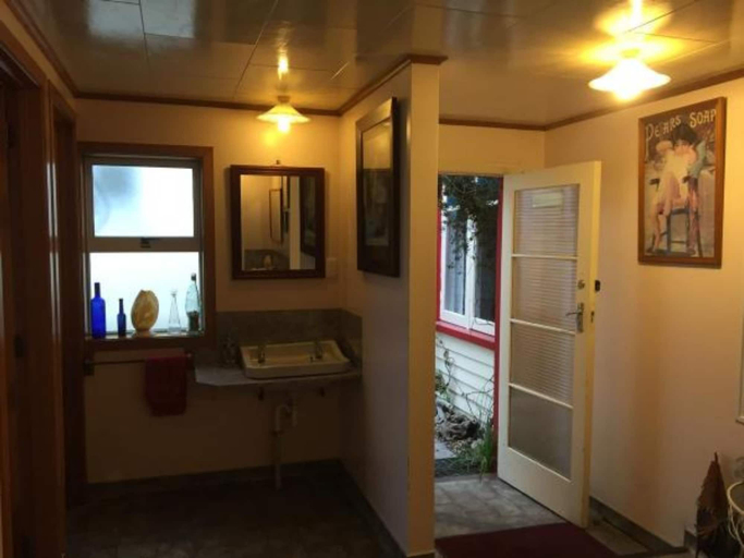 Bathroom 5, Kokatahi Valley Country Inn, Westland