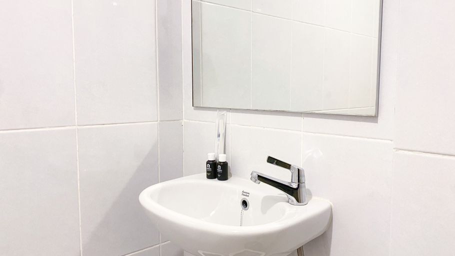 Bathroom 5, Simple and Tranquil 2BR at Tokyo Riverside PIK 2 Apartment By Travelio, Tangerang
