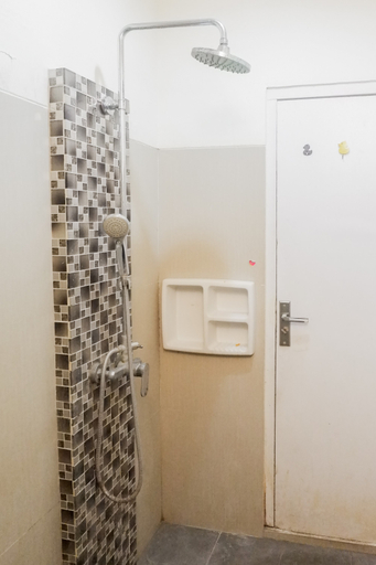 Bathroom 3, Best Value Studio Room Apartment at Puncak Permai By Travelio, Surabaya
