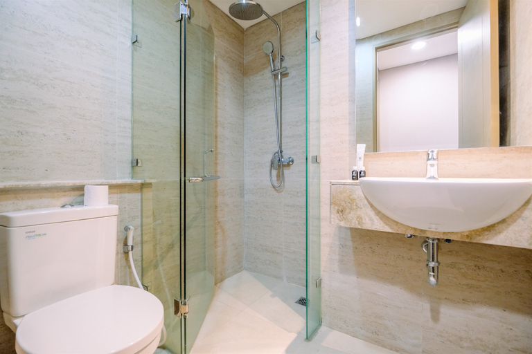 Bathroom 5, Comfortable 1BR at Gold Coast Apartment By Travelio, North Jakarta