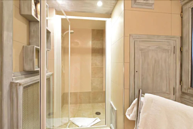 Bathroom 5, Hôtel Les Sherpas, Savoie