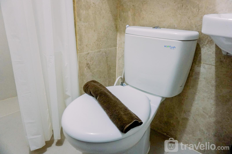 Bathroom 2, Luxury and Modern Studio at Transpark Bintaro Apartment By Travelio, Tangerang Selatan
