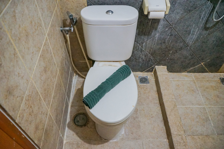 Bathroom 5, Simple and Minimalist Studio Apartment at Great Western Resort By Travelio, Tangerang