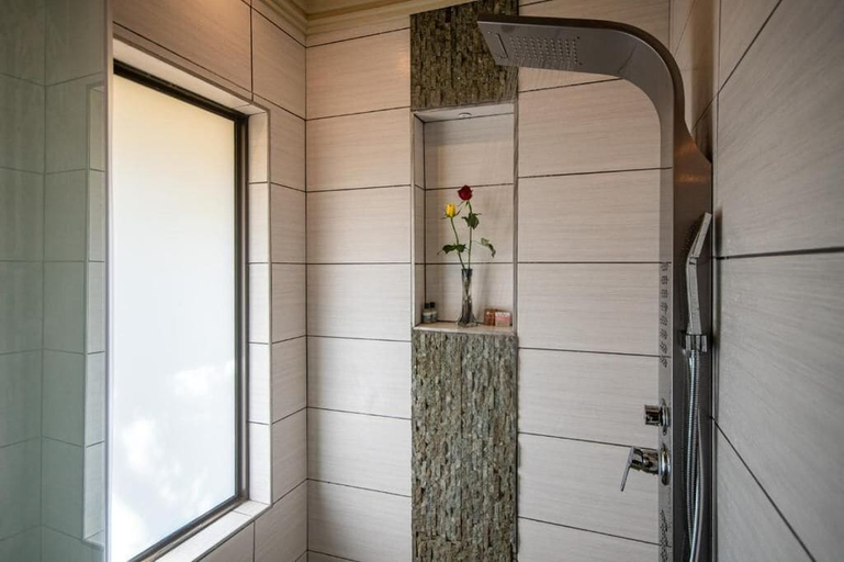 Bathroom 4, The Zarafa, Ehlanzeni