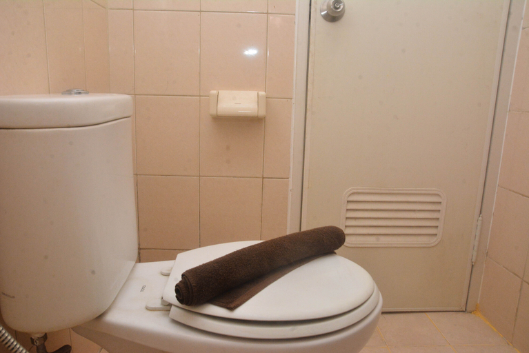 Bathroom 5, Cozy Studio Apartment at Green Palace Kalibata By Travelio, Jakarta Selatan