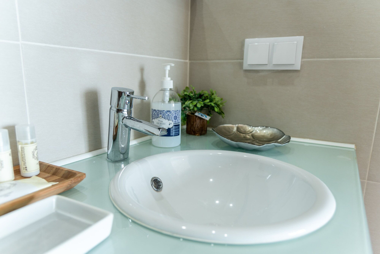 Bathroom 4, Garoupas Inn, Ponta Delgada
