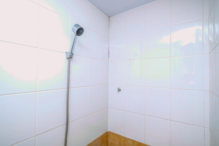 Bathroom 5, Nice and Homey Studio Room at Green Pramuka City Apartment By Travelio, Jakarta Pusat