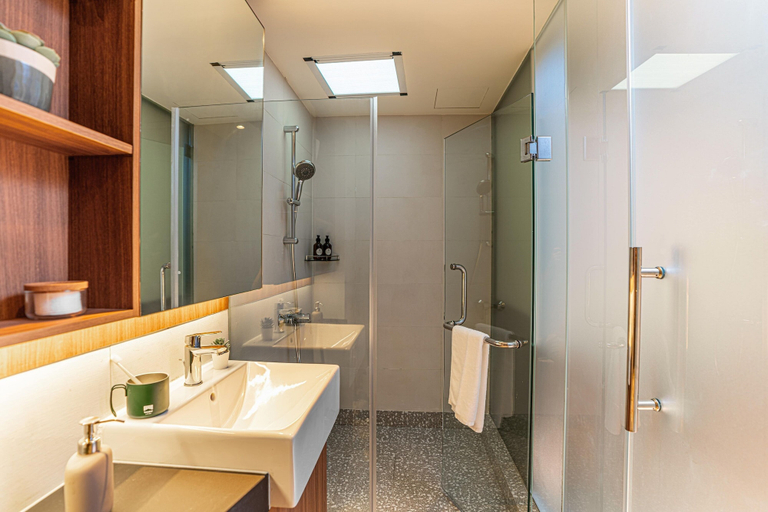 Bathroom 4, Weave Suites - Midtown, Singapura