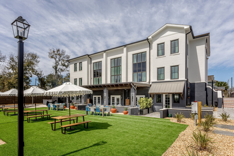Exterior & Views