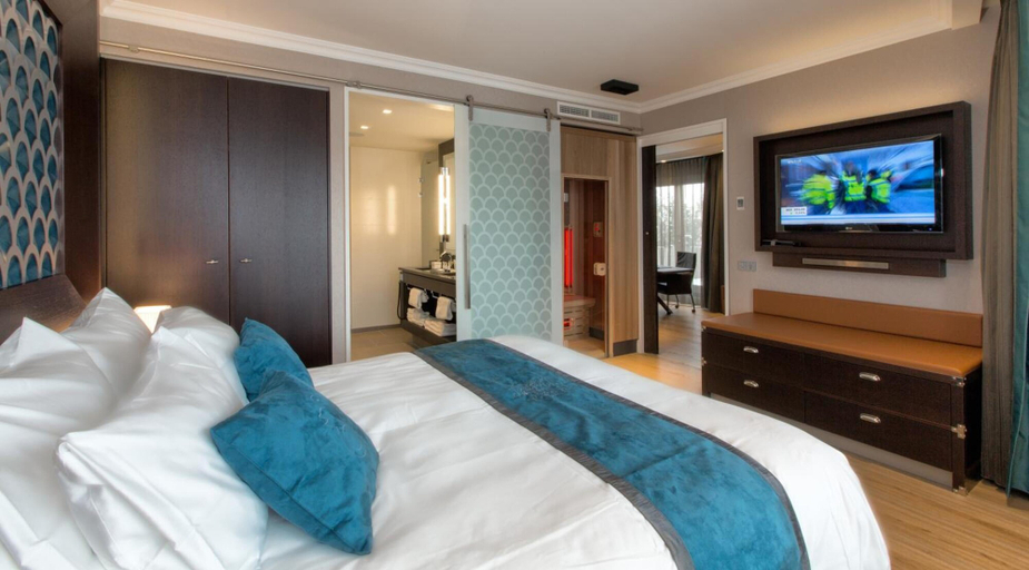 Bedroom 5, Hotel Dux, Roermond