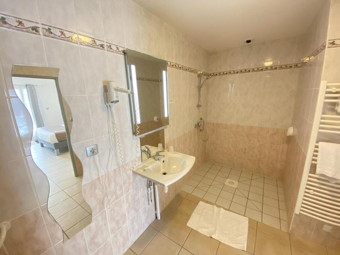 Bathroom, Logis Hôtel l'Oliveraie, Charente