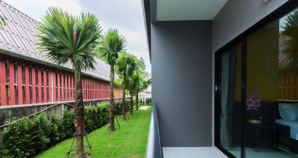 Exterior & Views 30