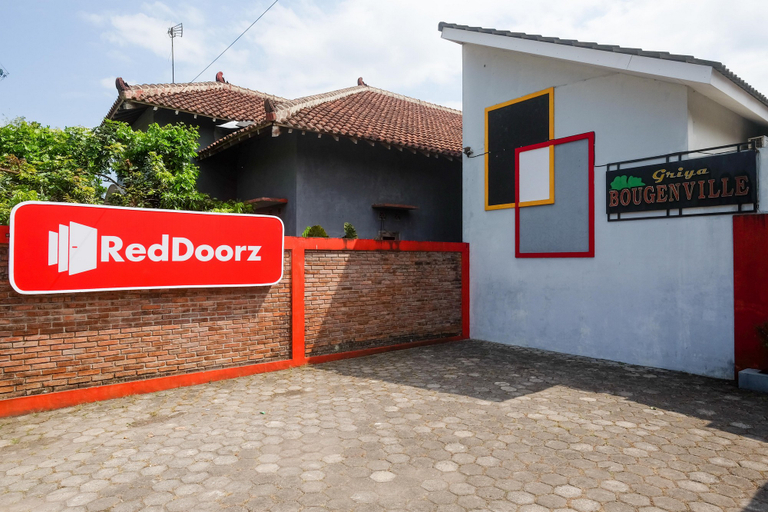 Exterior & Views 2, RedDoorz @ Griya Bougenville Magelang, Magelang