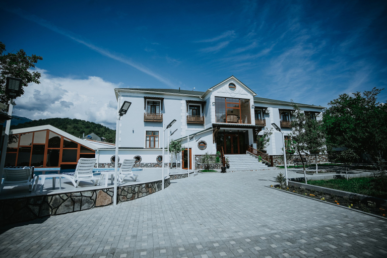 Exterior & Views