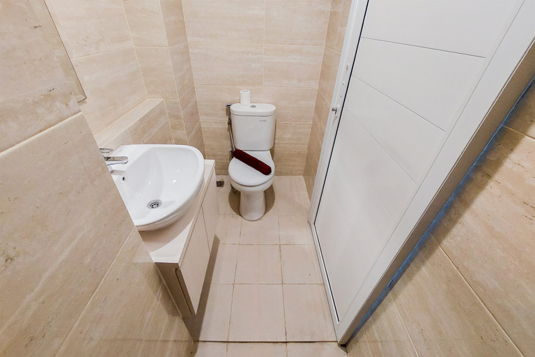 Bathroom 5, Nice Studio at Springwood Residence Tangerang Apartment By Travelio, Tangerang