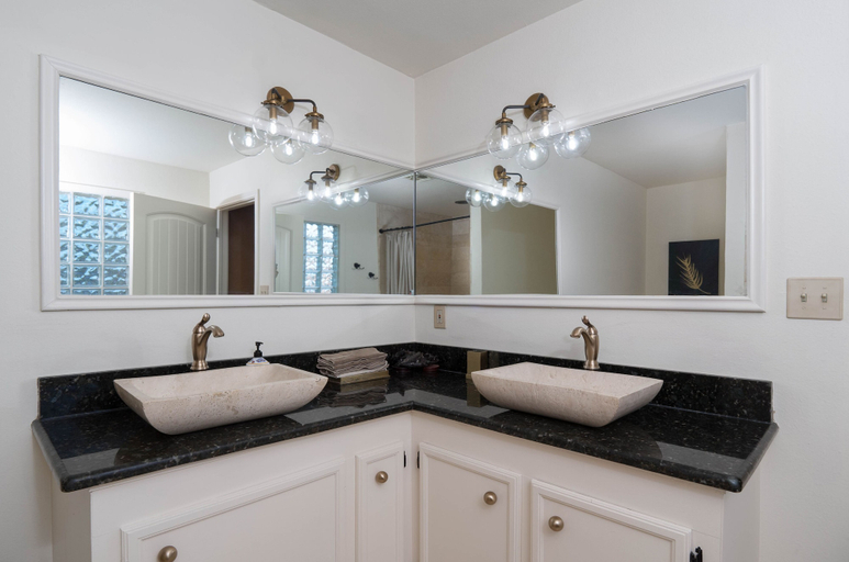 Bathroom, L Resort BnB, Jim Wells