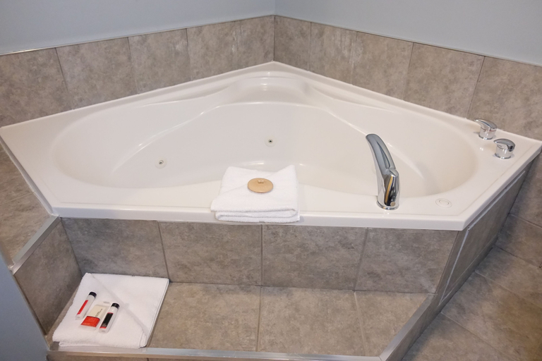 Bathroom 4, Super 8 by Wyndham Sault Ste Marie On, Algoma
