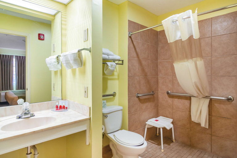 Bathroom 4, SureStay Hotel by Best Western Brunswick, Glynn
