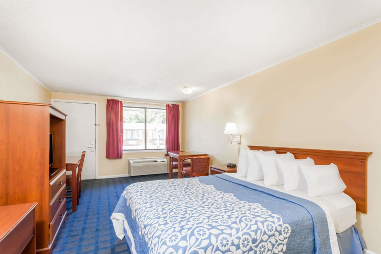Bedroom 3, Days Inn by Wyndham Dover Downtown, Kent
