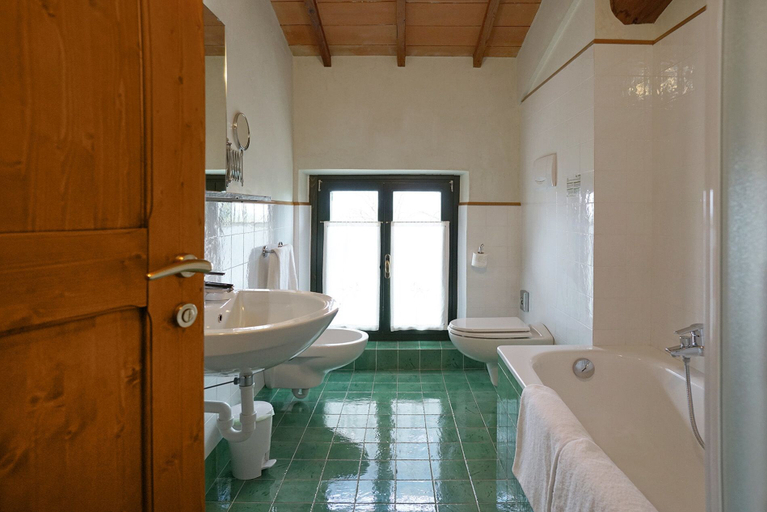 Bathroom 4, Domus Cariana, Verona