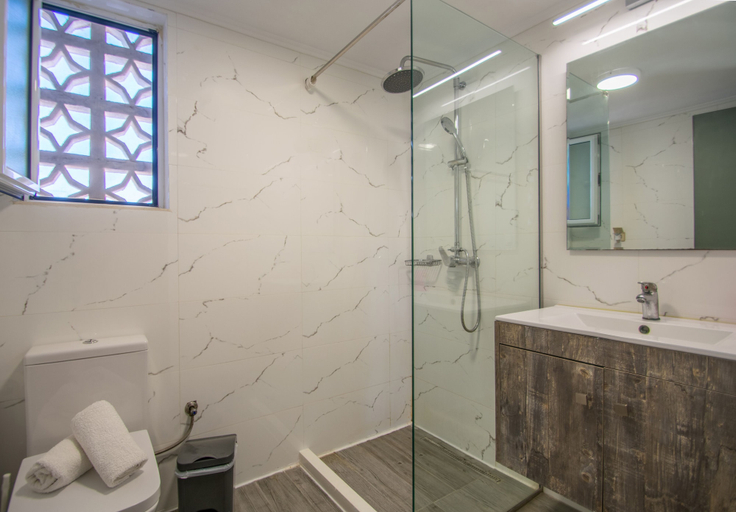 Bathroom, Roma, Ionian Islands