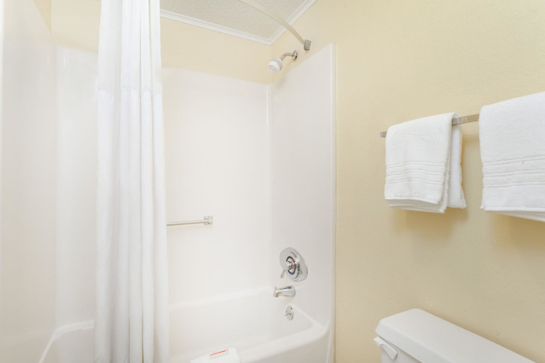 Bathroom 4, Days Inn by Wyndham Dover Downtown, Kent