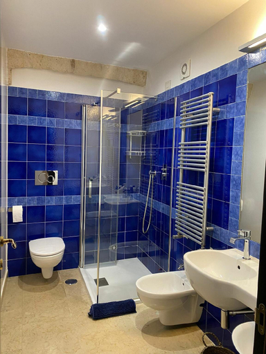 Bathroom 2, Alle volte …, Barletta-Andria-Trani