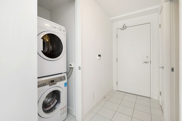 Bathroom 4, Metropolis Suites - York Street, Toronto