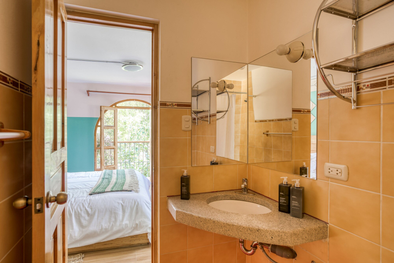 Bathroom 4, Selina Huaraz, Huaraz