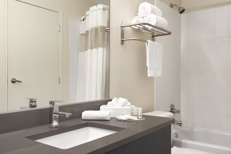 Bathroom 5, Days Inn by Wyndham Kelowna, Central Okanagan