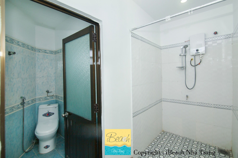 Bathroom 2, iBeach Centre Hotel, Nha Trang