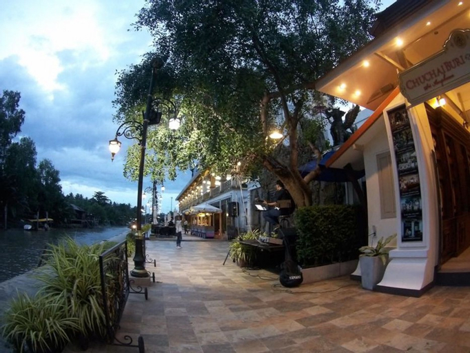 Chuchai Buri Sri Amphawa, Amphawa