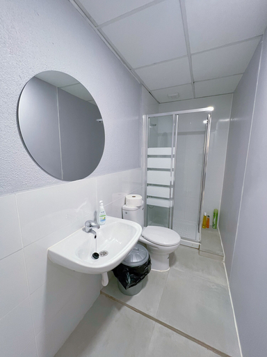 Bathroom 4, Hostel Acacias, Madrid