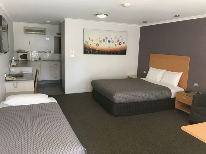 Bedroom 3, Sportsmans Motor Inn, Berrigan
