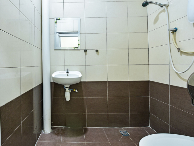 Bathroom 2, OYO 90674 Wisma Syukran Syariah, Pekanbaru