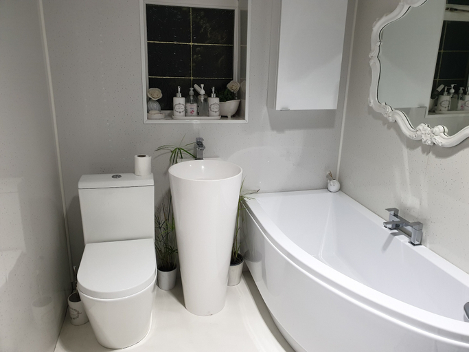 Bathroom 3, Tropical Garden Oasis, Birmingham