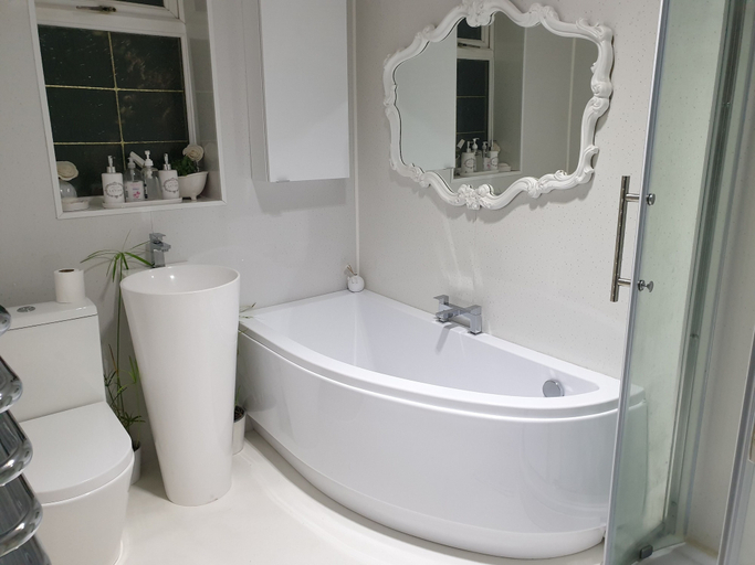 Bathroom 3, Tropical Garden Oasis, Birmingham