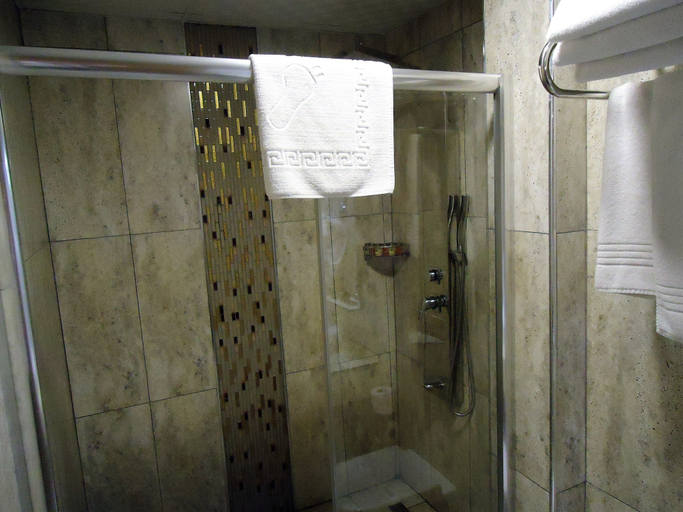 Bathroom 5, Golden Lounge Hotel, Tuzla