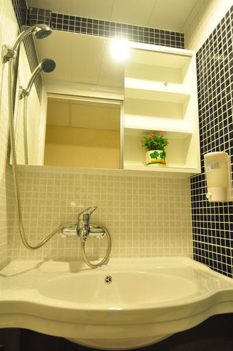 Bathroom 4, Lyton House, Kowloon