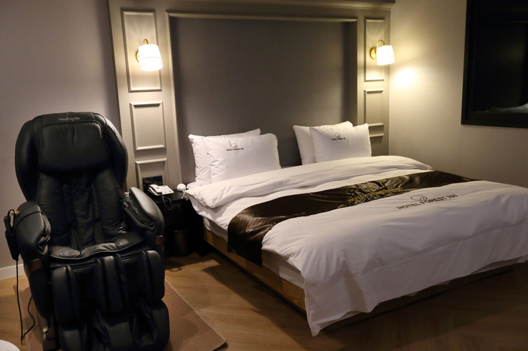 Bedroom 8